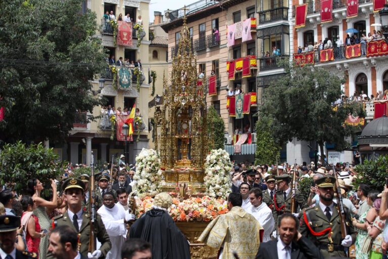 Toledo se abarrota para vivir su Corpus y miles de personas contemplan la Custodia reluciente pese al calor