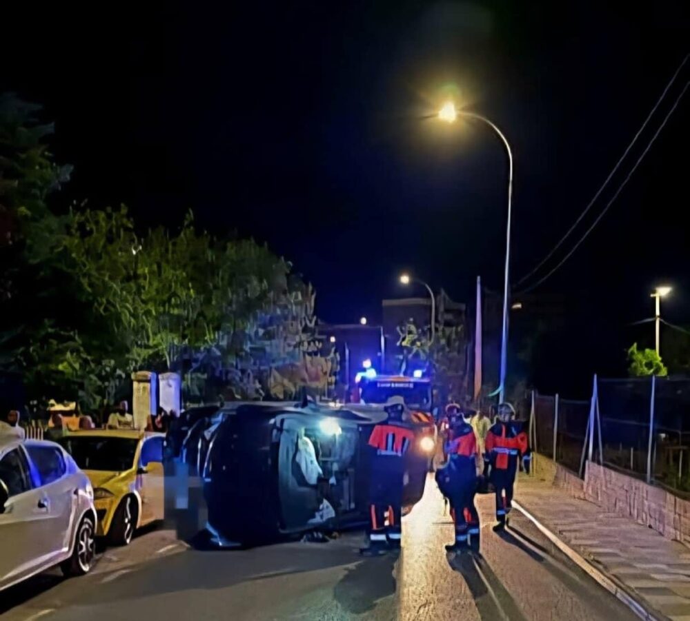 Vuelca en la calle Antonio Maura de Cuenca un vehículo cuyo conductor registra un positivo en alcoholemia