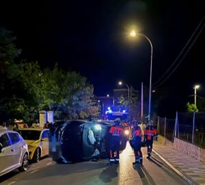 Vuelca en la calle Antonio Maura de Cuenca un vehículo cuyo conductor registra un positivo en alcoholemia