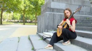 Ana Santisteban conjuga arte e investigación escénica para agrandar la puerta de entrada al mundo de la guitarra clásica