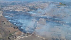 Decretan el confinamiento de la urbanización Calypo Fado de Casarrubios por el incendio forestal de Méntrida