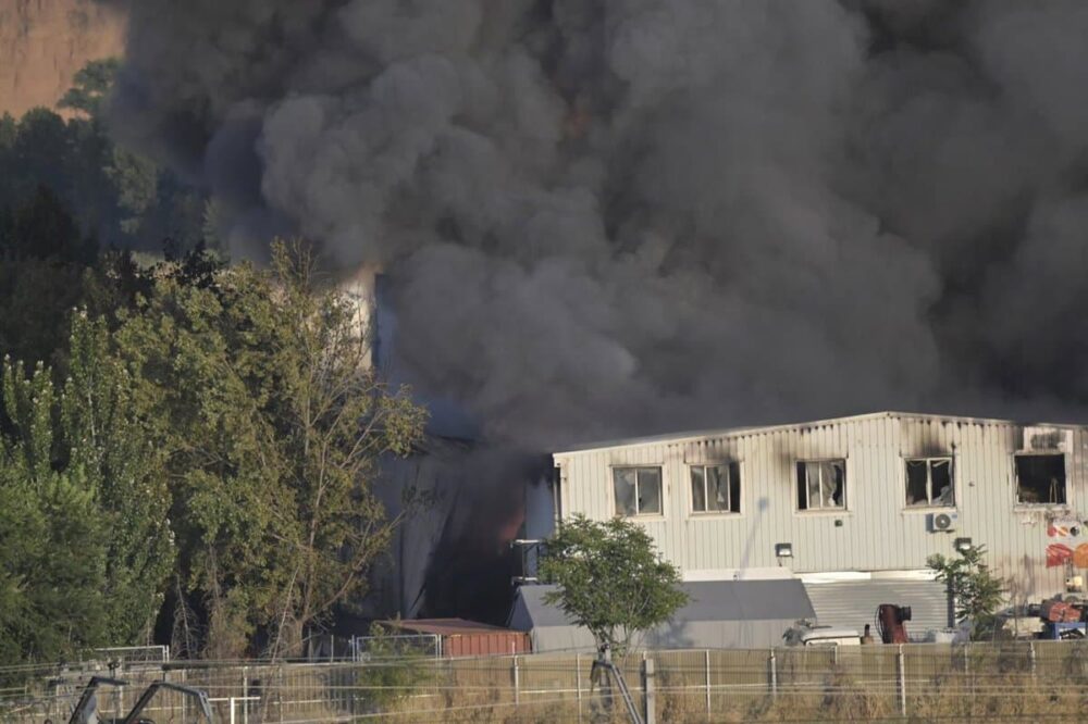 Controlado el incendio declarado el pasado viernes en la planta de baterías de Azuqueca de Henares
