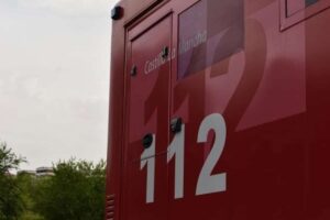 Se incendia una prensadora de vehículos en un desguace en Tomelloso y los trabajadores salen ilesos