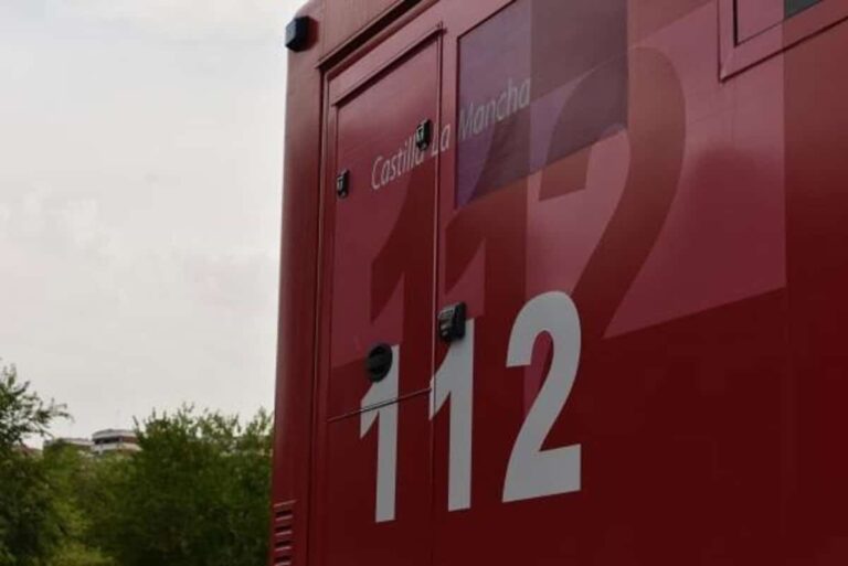 Se incendia una prensadora de vehículos en un desguace en Tomelloso y los trabajadores salen ilesos