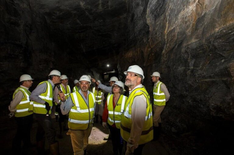 La Junta reafirma su apoyo al proyecto minero de Abenójar en una visita a una explotación similar en Lugo