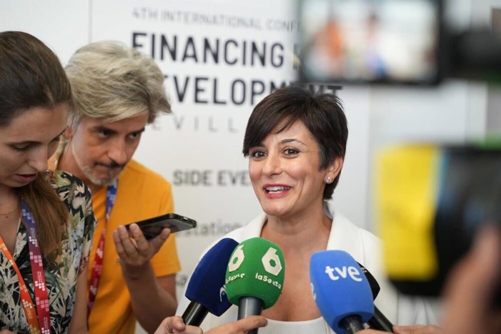 Isabel Rodríguez pide a Page y Barbón esperar al "resultado final" de la reunión entre el Gobierno y la Generalitat