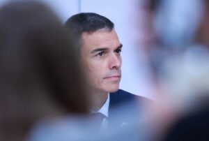 Sánchez traslada a las responsables de Igualdad del PSOE que se cambiará el Código Ético para expulsar a los 'puteros'