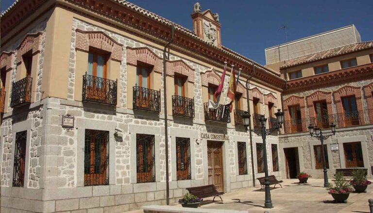 Sonseca decreta tres días de luto tras morir el menor que fue hallado inconsciente en la piscina municipal