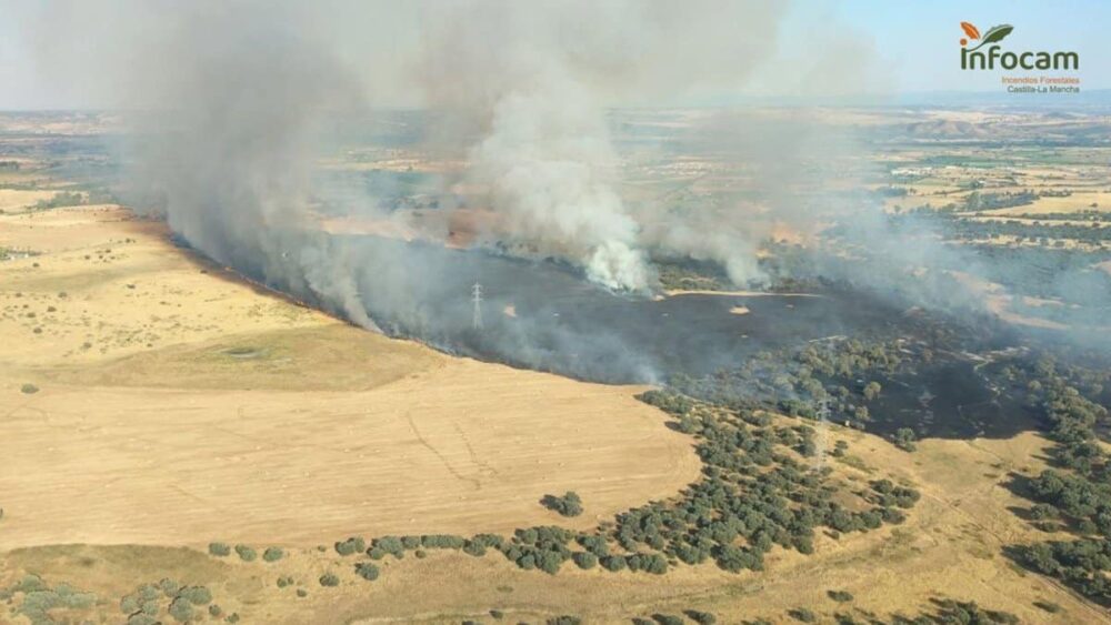 Tres medios trabajan en el fuego de Calera y Chozas, aún sin controlar