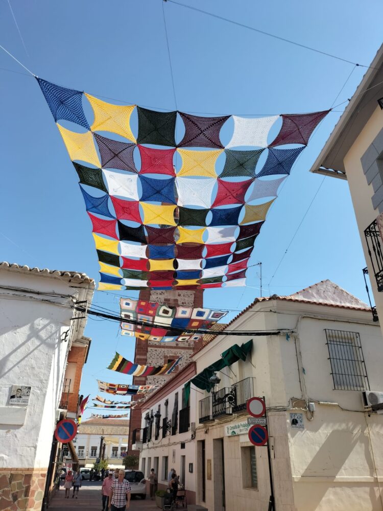 Herencia vuelve a vestirse de color con los toldos de ganchillo, obra colectiva de 18 vecinas voluntarias 1