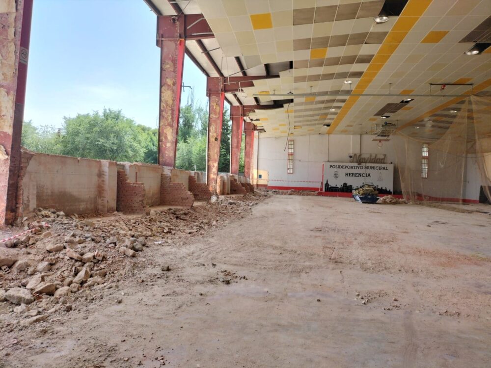 El alcalde supervisa el avance de las obras del Pabellón Municipal de Herencia 1
