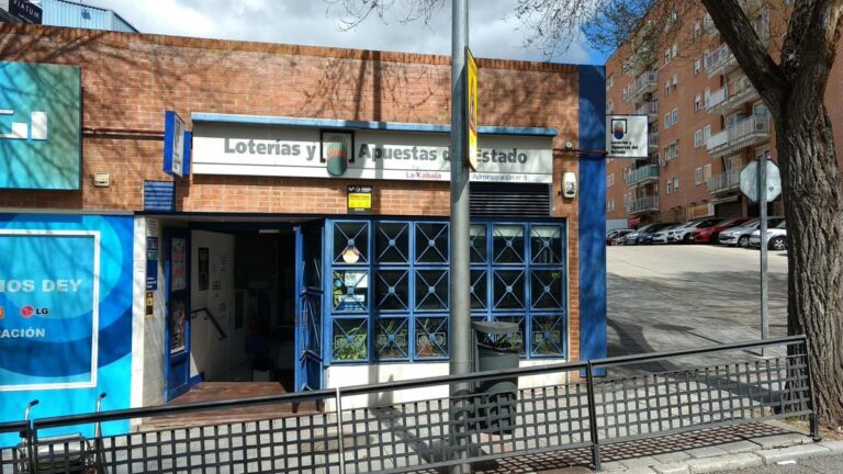 Una administración de Loterías de Guadalajara reparte el segundo premio de la Lotería Nacional del sábado