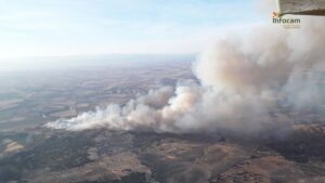 Bomberos trabajan para apagar incendios en Polán, Las Ventas con Peña Aguilera y Torrecuadrada de los Valles