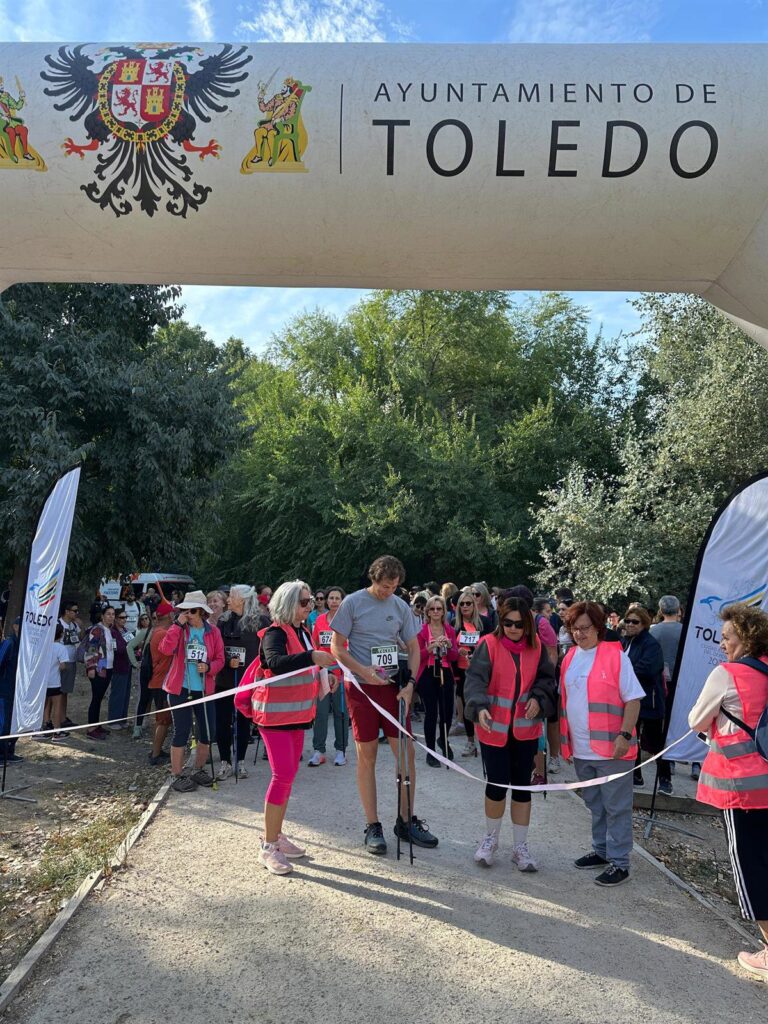 Cerca de 400 personas marchan en Toledo en solidaridad con las afectadas por cáncer de mama