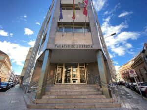 Condenado a dos años de cárcel por abusar de una menor en Manzanares tras reconocer los hechos