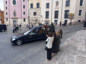 Último adiós a Gustavo Torner bajo la luz filtrada por las vidrieras que diseñó para la Catedral de Cuenca