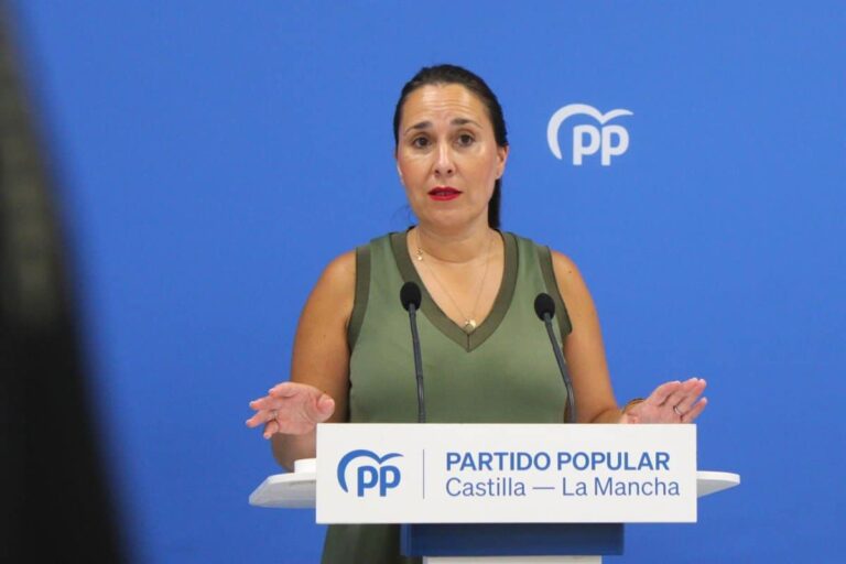 PP cree que Page "lleva una carta escondida en la manga y juega con una baraja marcada" y por eso sigue ligado a Sánchez