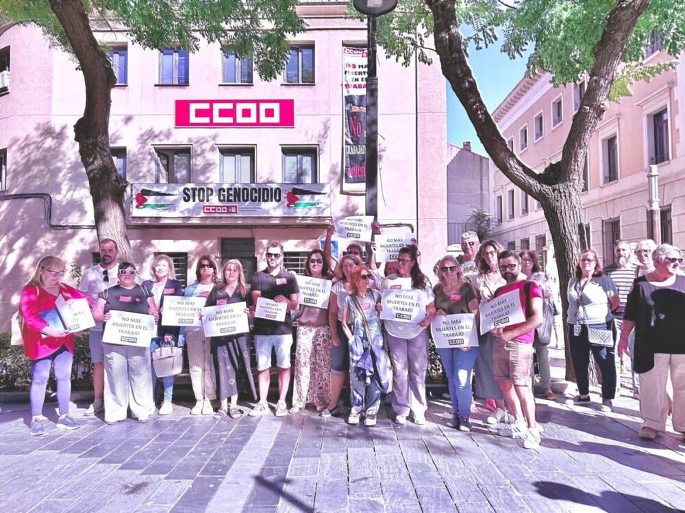Minuto de silencio de CCOO contra la siniestralidad laboral en Guadalajara: "No más muertes en el trabajo"