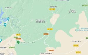 Un hombre fallece y otro resulta herido tras caer su turismo por un terraplén en Valdepeñas de la Sierra