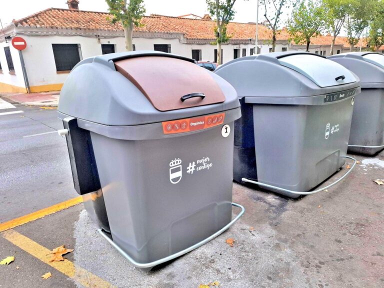 Medio Centenar de Contenedores Marrones Listos para Recibir Restos de Comida Orgánica 1