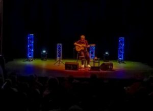 Pedro Guerra conecta generaciones en Almagro con "Sonetos y canciones para la libertad"