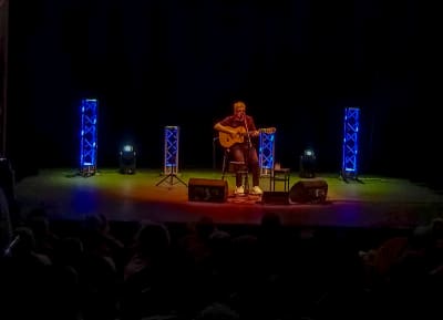 Pedro Guerra conecta generaciones en Almagro con "Sonetos y canciones para la libertad"