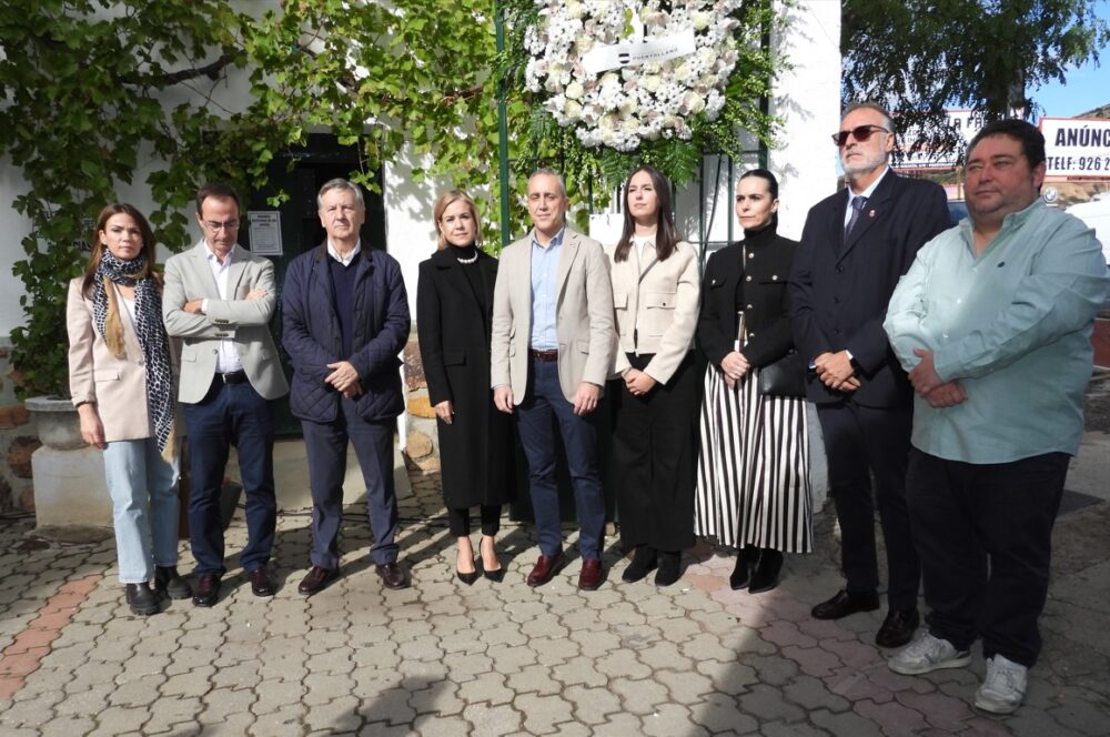 Rosas blancas en Puertollano: Un homenaje floral en la entrada del cementerio para los difuntos no visitados 1