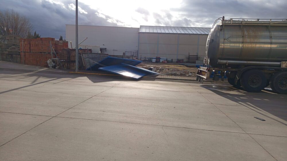 Rachas de viento dejan numerosas incidencias en Herencia: Protección Civil, Bomberos y Policía Local intervienen para restablecer la normalidad 2