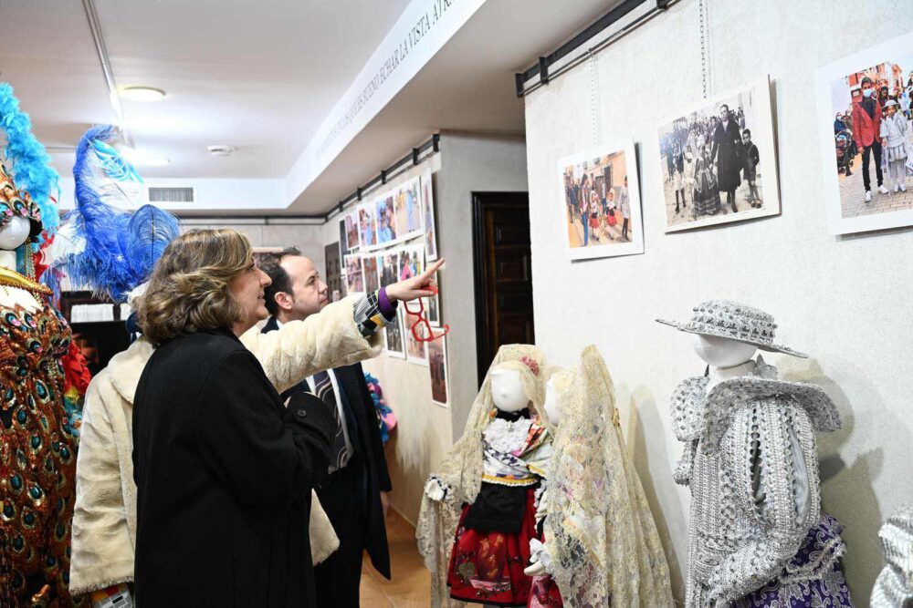 Herencia enciende el Carnaval con un pregón de Jorge González y un Palacio renovado a rebosar 5