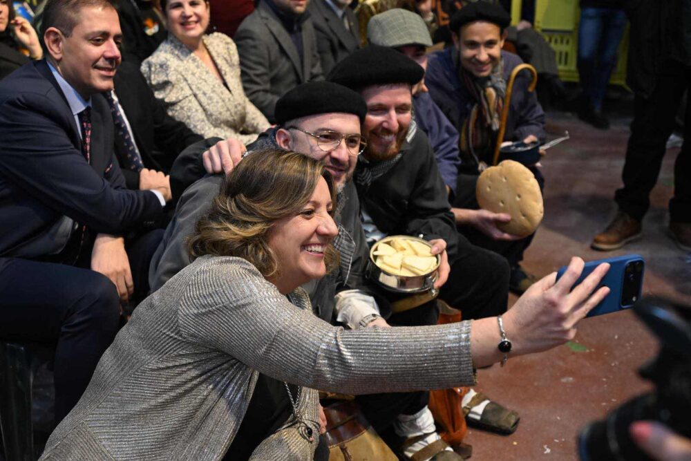 Herencia enciende el Carnaval con un pregón de Jorge González y un Palacio renovado a rebosar 8
