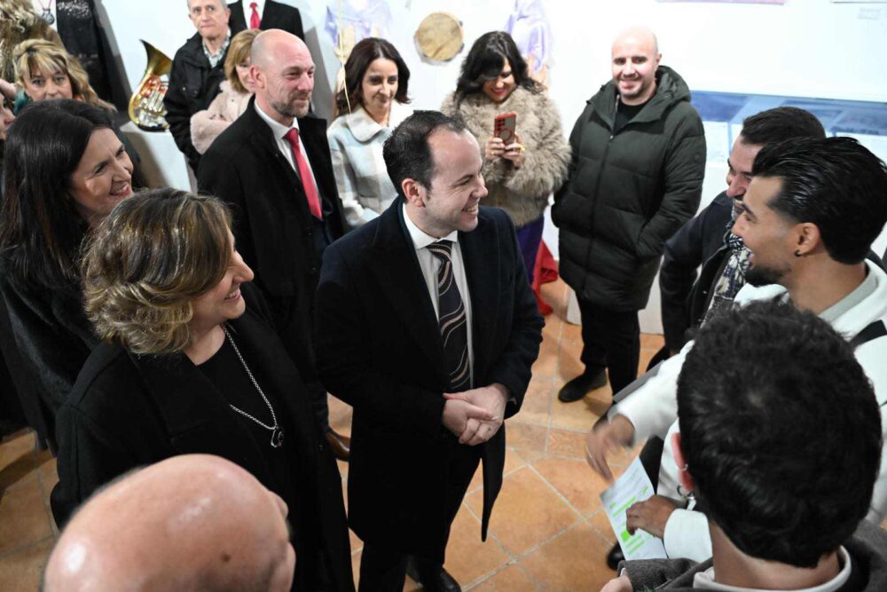 Herencia enciende el Carnaval con un pregón de Jorge González y un Palacio renovado a rebosar 9