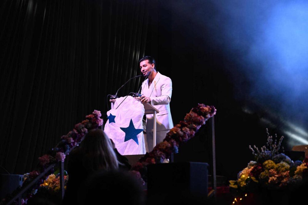 Herencia enciende el Carnaval con un pregón de Jorge González y un Palacio renovado a rebosar 10