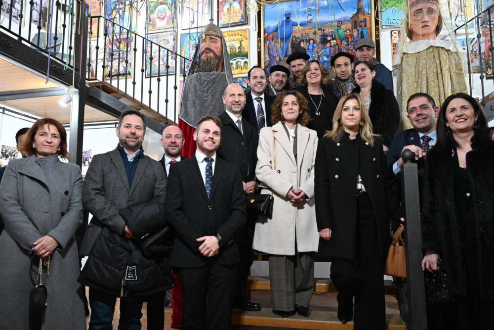 Herencia enciende el Carnaval con un pregón de Jorge González y un Palacio renovado a rebosar 13