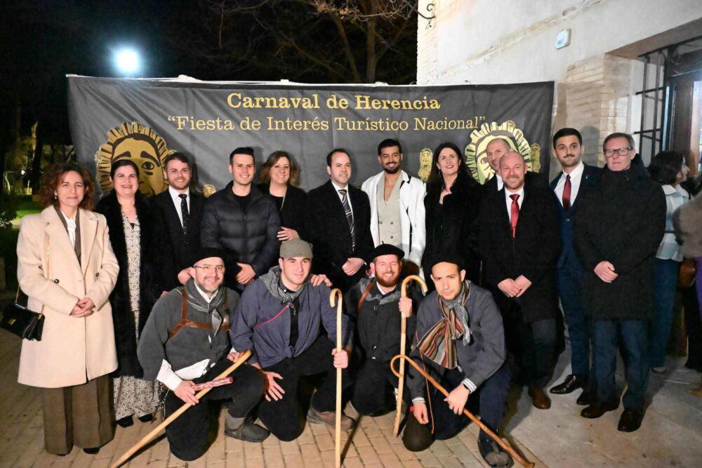 Herencia enciende el Carnaval con un pregón de Jorge González y un Palacio renovado a rebosar 14