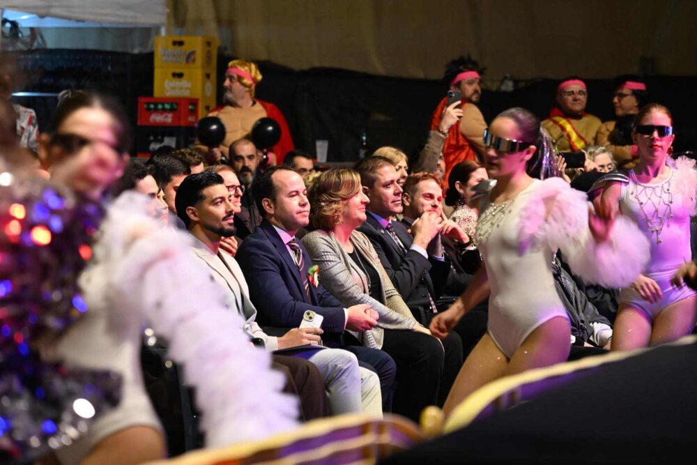 Herencia enciende el Carnaval con un pregón de Jorge González y un Palacio renovado a rebosar 19