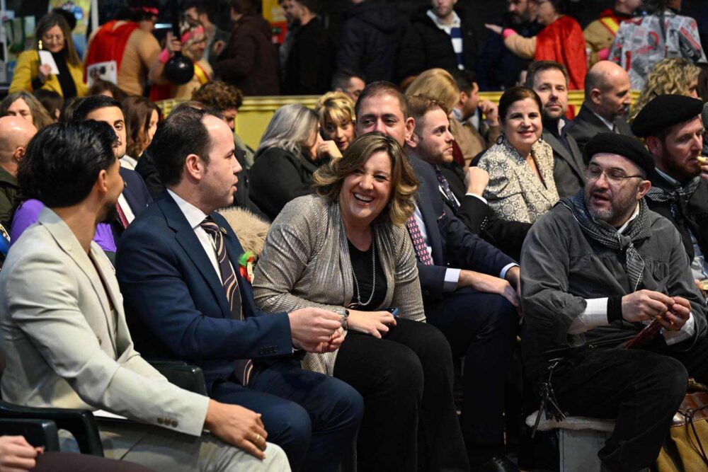 Herencia enciende el Carnaval con un pregón de Jorge González y un Palacio renovado a rebosar 24