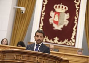 Vox pide combatir turismo sanitario, PP habla de sanidad "al límite" y PSOE defiende el decreto de universalidad
