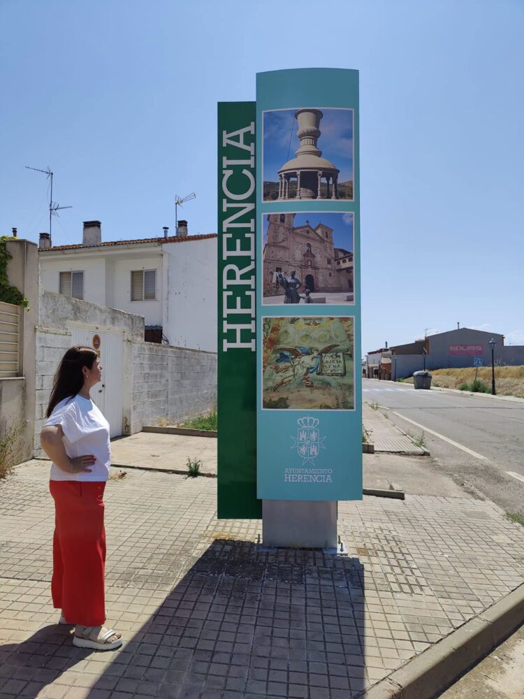 Herencia renueva la señalización turística de sus principales accesos 1