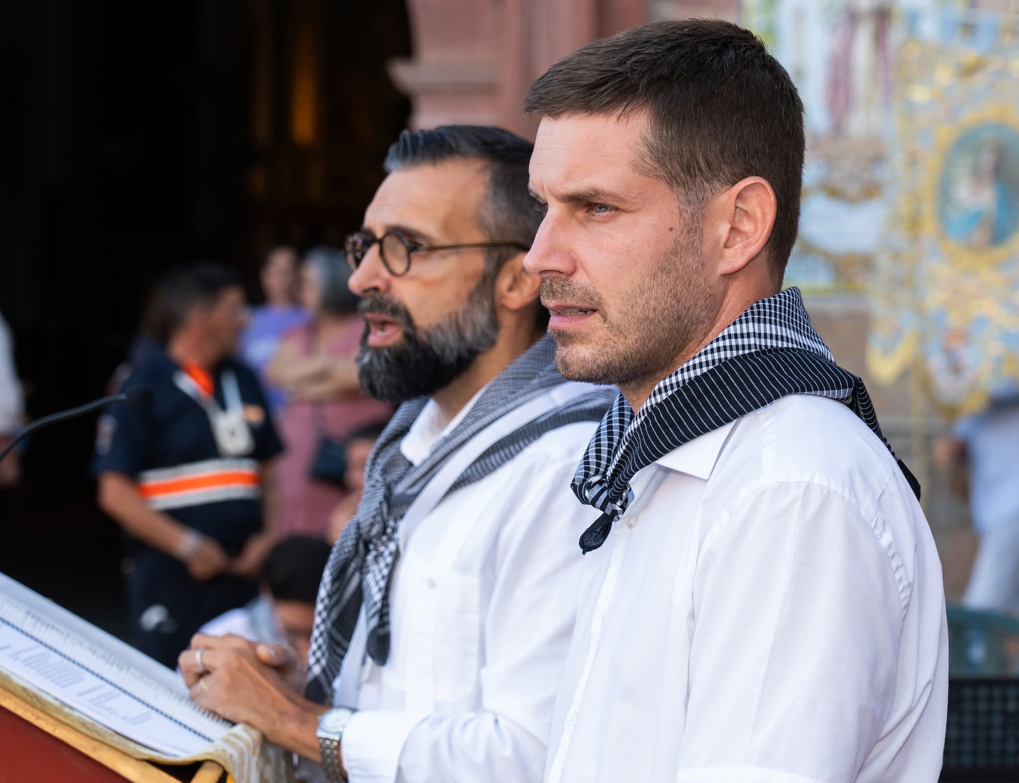 Dos hombres con pañuelo manchego durante la Ofrenda Floral de Herencia