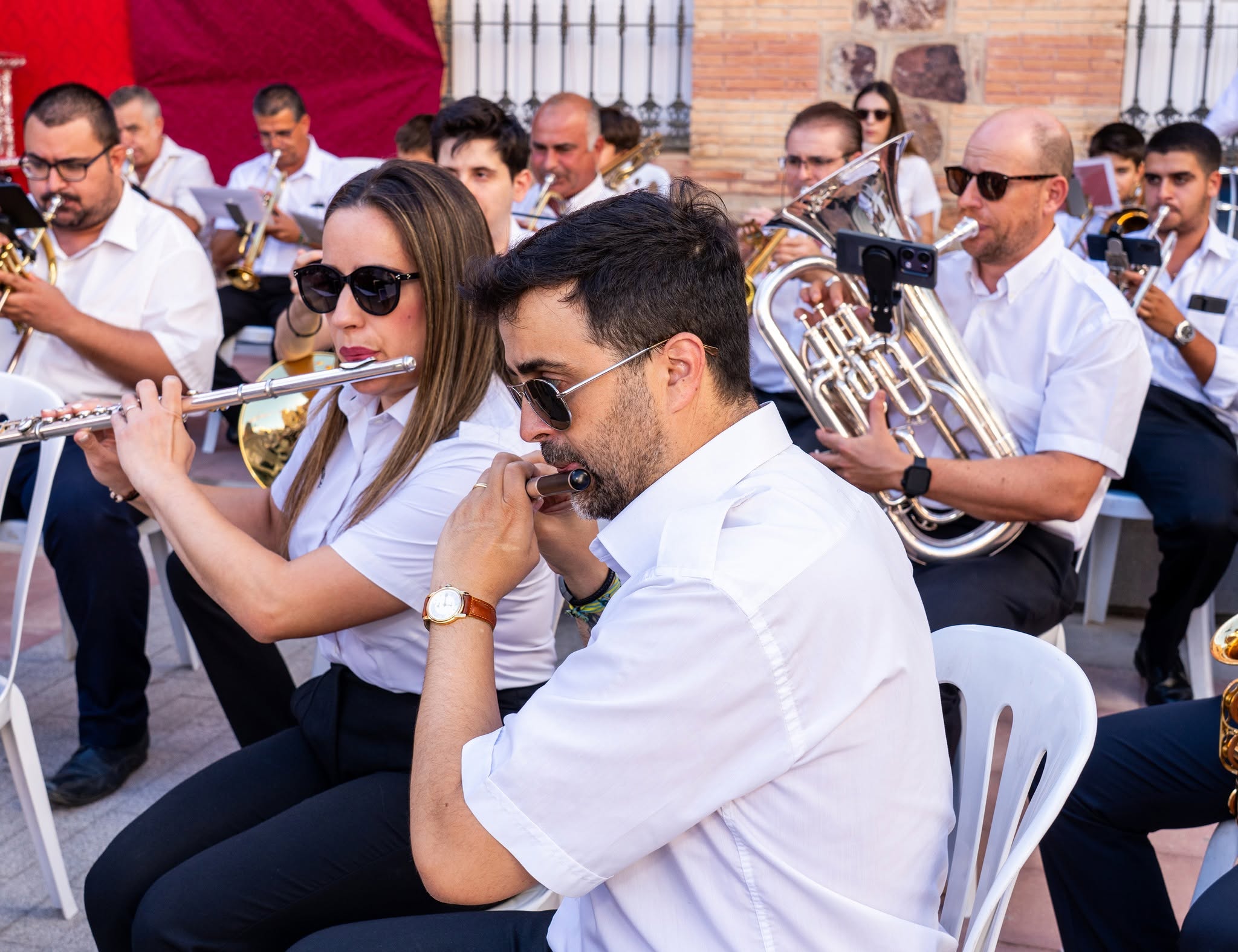 Músicos de la banda tocando durante la Ofrenda Floral en Herencia