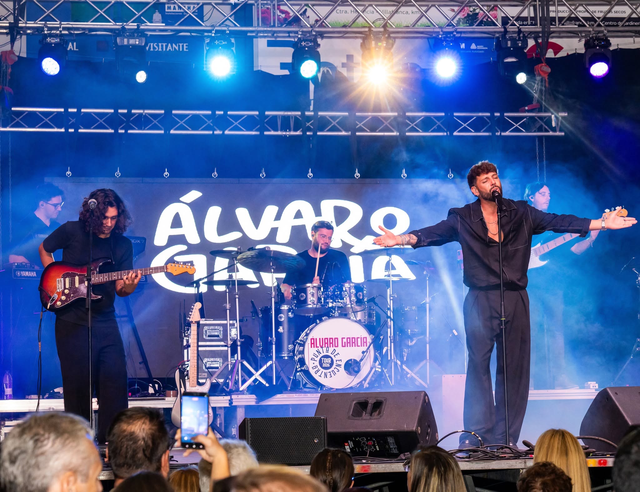 Álvaro García sobre el escenario durante su concierto en Herencia