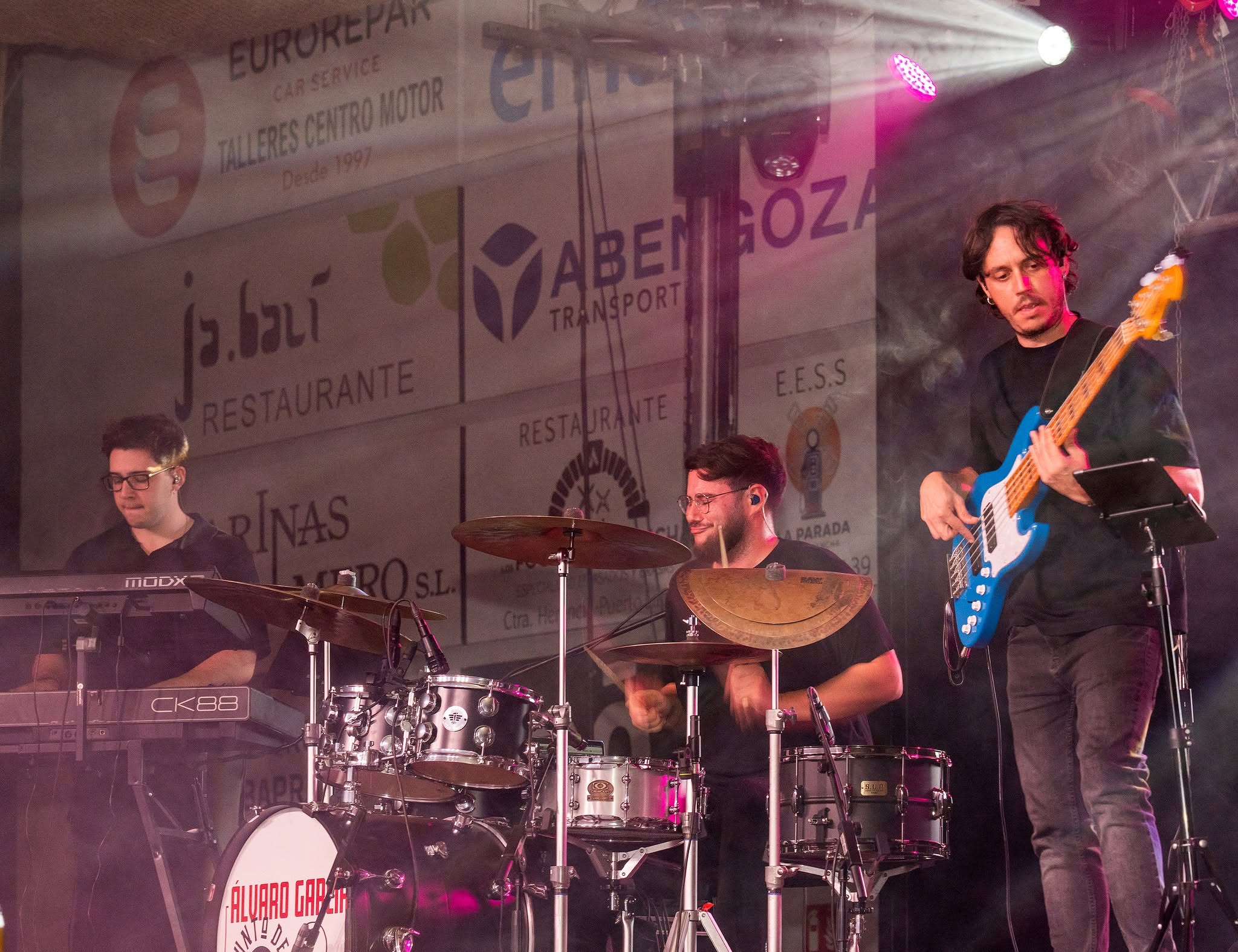 Batería y bajo sobre el escenario durante la preferia de Herencia