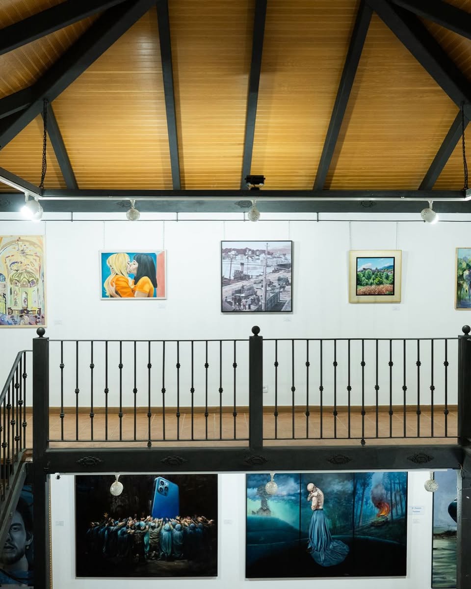 Sala del 43 Certamen Nacional de Pintura Jesús Madero con las obras colgadas