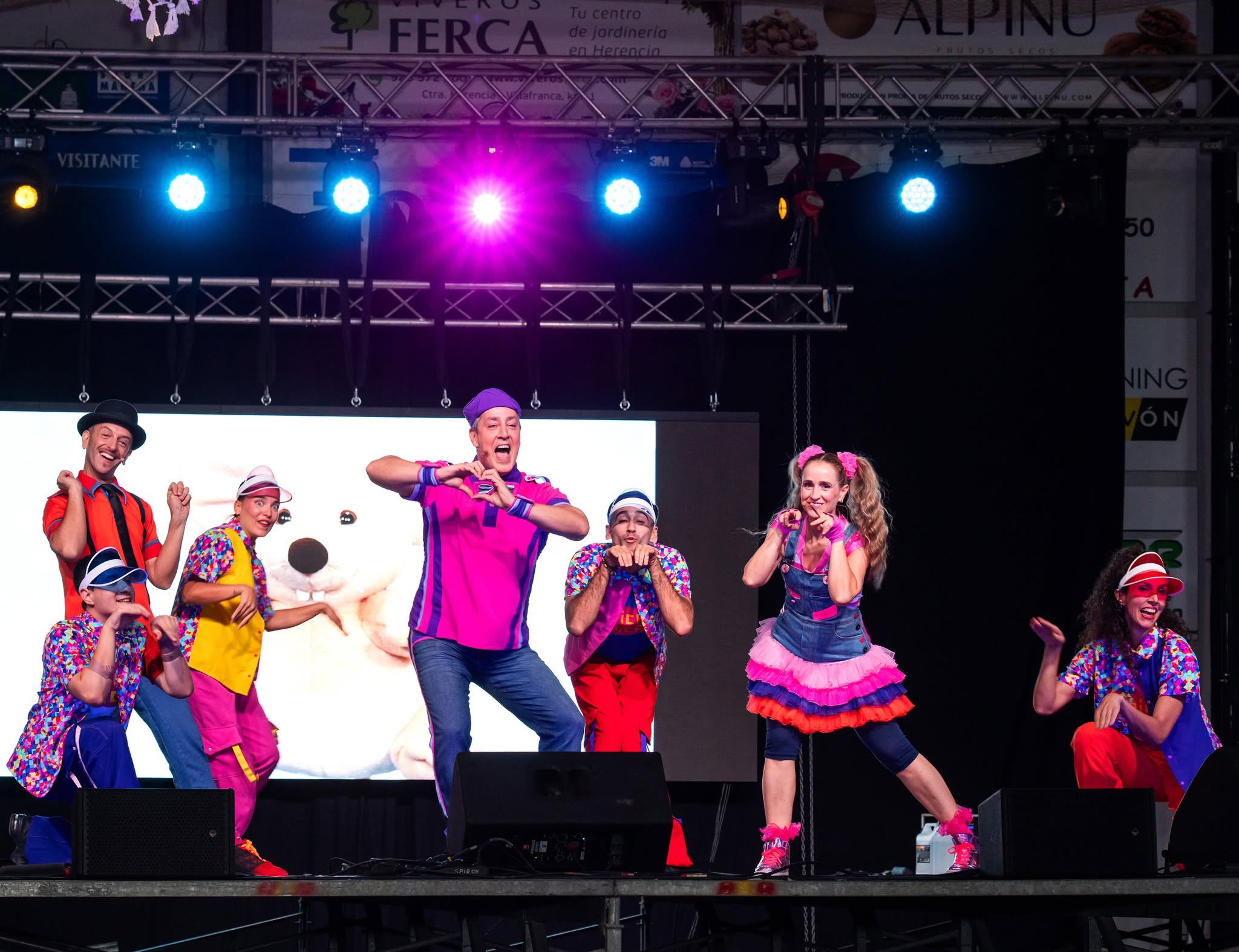 El grupo Pica-Pica sobre el escenario del Pabellón Municipal de Herencia