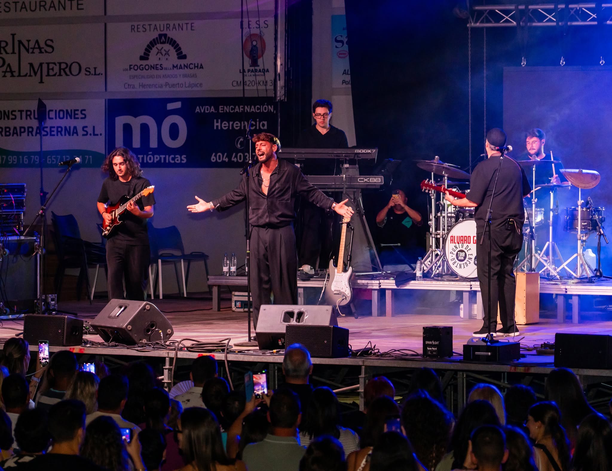 La banda sobre el escenario y el público grabando con el móvil