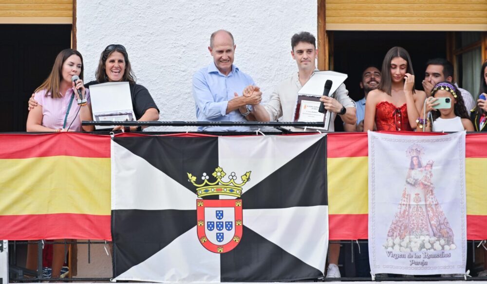 Pareja abre sus fiestas homenajeando a quienes protegen sus montes