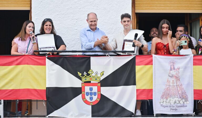 Pareja abre sus fiestas homenajeando a quienes protegen sus montes