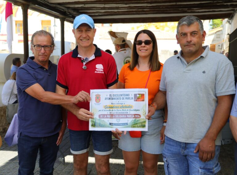 Pareja se vuelca con los ganaderos de la Sierra Norte afectados por los incendios