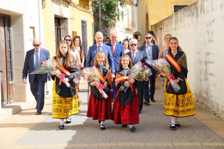 Pareja celebra su Día Grande junto a la Virgen de los Remedios
