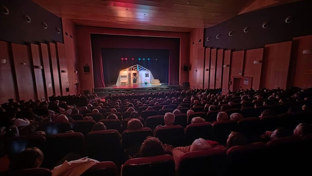 Patio de butacas y escenario del Auditorio Municipal de Herencia